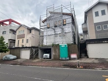 【神奈川県/横浜市泉区西が岡】泉区西が岡2丁目　新築戸建 建築中の外観：写真中央