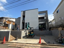 【神奈川県/横浜市旭区中沢】旭区中沢3丁目　新築戸建 駐車場：並列2台可(車種制限有)
外構工事中