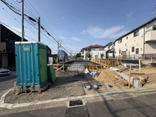 【神奈川県/横浜市磯子区杉田】磯子区杉田2丁目　新築戸建　1号棟 建築中の外観：全2区画、左側