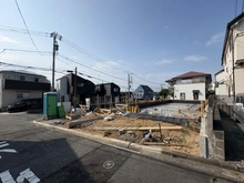 【神奈川県/横浜市磯子区杉田】磯子区杉田2丁目　新築戸建　1号棟 建築中の外観：全2区画、左側