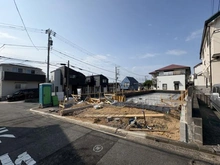 【神奈川県/横浜市磯子区杉田】磯子区杉田2丁目　新築戸建　2号棟 建築中の外観：全2区画、右側
