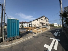 【神奈川県/横浜市磯子区杉田】磯子区杉田2丁目　新築戸建　2号棟 建築中の外観：全2区画、右側