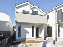 【神奈川県/横浜市瀬谷区二ツ橋町】瀬谷区二ツ橋町　新築戸建　B号棟 外観：中央がB号棟（全２棟）
資材の映り込みあり