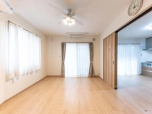 【神奈川県/横浜市旭区笹野台】旭区笹野台1丁目　中古注文住宅 リビング：家具・調度品は販売価格に含まれません。