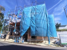 【神奈川県/横浜市旭区上白根町】旭区上白根町　新築戸建1号棟 建築中の外観：全3棟：写真中央1号棟