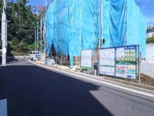 【神奈川県/横浜市旭区上白根町】旭区上白根町　新築戸建1号棟 前面道路：全3棟：写真中央1号棟