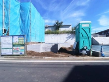 【神奈川県/横浜市旭区上白根町】旭区上白根町　新築戸建2号棟 建築中の外観：全3棟：中央2号棟（基礎のみ）