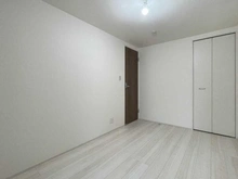 【神奈川県/川崎市幸区戸手】川崎市幸区戸手4丁目　新築戸建　1号棟／全10棟 サービスルーム（納戸）：約5帖