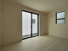 【神奈川県/川崎市幸区戸手】川崎市幸区戸手4丁目　新築戸建　2号棟／全10棟 サービスルーム（納戸）：1階約6帖