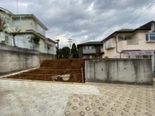 【神奈川県/横浜市旭区南本宿町】旭区南本宿町　新築戸建 現地（建築前）：対象地：画像中央の更地