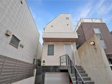 【東京都/目黒区東が丘】目黒区東が丘2丁目　中古戸建 外観：中央該当物件
木目のボックス庇にダウンライトが設置されています。