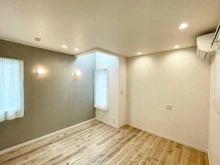 【東京都/目黒区東が丘】目黒区東が丘2丁目　中古戸建 洋室：約8.3帖、一部グリーンのアクセントクロスとなっています。