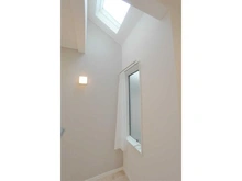 【東京都/目黒区東が丘】目黒区東が丘2丁目　中古戸建 洋室：約8.3帖、天井部分にトップライトがございます。