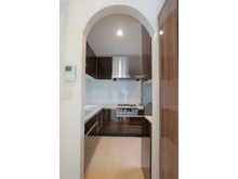 【東京都/目黒区東が丘】目黒区東が丘2丁目　中古戸建 キッチン：キッチンとリビングダイニングをつなぐ、アーチ型の開口部