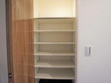 【東京都/目黒区東が丘】目黒区東が丘2丁目　中古戸建 収納：玄関横の下足入