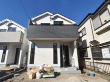 【神奈川県/横浜市瀬谷区二ツ橋町】瀬谷区二ツ橋町　新築戸建　A号棟 建築中の外観：中央がA号棟（全２棟）
資材の映り込みあり