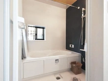 【神奈川県/横浜市瀬谷区二ツ橋町】瀬谷区二ツ橋町　新築戸建　A号棟 浴室：資材の映り込みあり