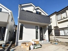 【神奈川県/横浜市瀬谷区二ツ橋町】瀬谷区二ツ橋町　新築戸建　A号棟 建築中の外観：中央がA号棟（全２棟）
資材の映り込みあり