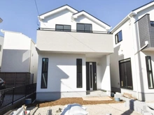 【神奈川県/横浜市瀬谷区二ツ橋町】瀬谷区二ツ橋町　新築戸建　B号棟 外観：中央がB号棟（全２棟）
資材の映り込みあり