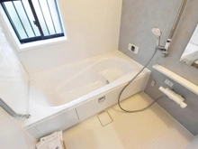 【神奈川県/横浜市瀬谷区二ツ橋町】瀬谷区二ツ橋町　新築戸建　B号棟 浴室：資材の映り込みあり