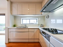 【兵庫県/西宮市甲陽園西山町】西宮市甲陽園西山町　中古戸建 キッチン：1階部分
Ⅼ字キッチンで使い勝手のよい動線となっております。