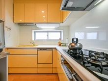 【兵庫県/西宮市甲陽園西山町】西宮市甲陽園西山町　中古戸建 キッチン：2階部分
Ⅼ字キッチン（食洗器付）となっております。