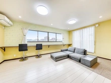 【千葉県/千葉市花見川区武石町】千葉市花見川区武石町一丁目　中古戸建 リビング・ダイニング：窓下長テーブル設置年月日：2021年6月