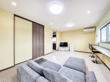 【千葉県/千葉市花見川区武石町】千葉市花見川区武石町一丁目　中古戸建 リビング・ダイニング：窓下長テーブル設置年月日：2021年6月