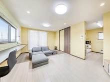 【千葉県/千葉市花見川区武石町】千葉市花見川区武石町一丁目　中古戸建 リビング・ダイニング：窓下長テーブル設置年月日：2021年6月