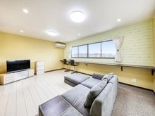 【千葉県/千葉市花見川区武石町】千葉市花見川区武石町一丁目　中古戸建 リビング・ダイニング：窓下長テーブル設置年月日：2021年6月