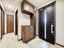 【千葉県/千葉市花見川区武石町】千葉市花見川区武石町一丁目　中古戸建 玄関