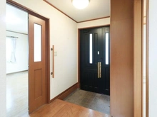 【千葉県/千葉市花見川区み春野】千葉市花見川区み春野三丁目　中古戸建 玄関