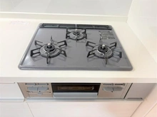 【埼玉県/所沢市花園】所沢市花園二丁目　中古戸建 キッチン：三口コンロ