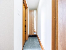 【東京都/東村山市青葉町】東村山市青葉町3丁目　中古戸建 玄関：鏡付きの収納がございます。