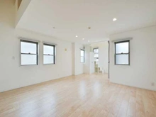 【東京都/西東京市南町】西東京市南町一丁目　中古戸建 リビングにはロフト収納があります。