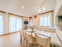 【東京都/稲城市押立】稲城市押立二世帯住宅 東南向の窓で明るいリビングダイニング