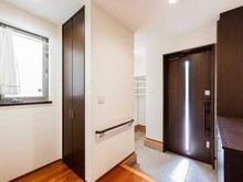 【東京都/小金井市貫井北町】小金井市貫井北町2丁目　戸建 玄関　床材は挽板(チェリー)です。シューズインクロークもあります。