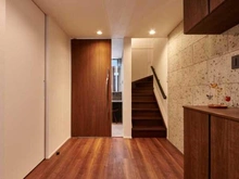 【東京都/世田谷区赤堤】世田谷区赤堤2丁目中古戸建 ■フルハイトスイングドアと石調タイルにより、開放感を持たせた玄関空間に仕上がっています。