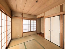 【兵庫県/神戸市須磨区行幸町】神戸市須磨区行幸町2丁目　　中古戸建 2面採光の1階和室です。