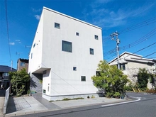 【千葉県/流山市おおたかの森南】流山市おおたかの森南3丁目 中古一戸建て 外観：南東／南西向きの２面道路に接する角地住戸です。駐車も２台以上可能！（車種によります。）