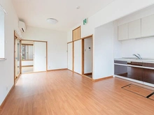 【千葉県/八千代市大和田新田】八千代市大和田新田 中古一戸建て 約１２帖のリビングダイニング。採光良好で明るい印象のリビングです。