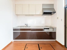 【千葉県/八千代市大和田新田】八千代市大和田新田 中古一戸建て キッチン。床下収納あり。作業スペースも豊富でお料理も捗ります。