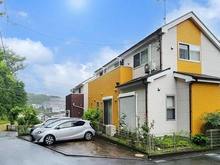【東京都/町田市金井】町田市金井5丁目 中古一戸建て 外観：３台以上のカースペース有・２０２１年７月に外壁屋根塗装済み！　※２０２５年５月撮影