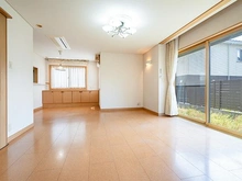 【東京都/町田市三輪緑山】町田市三輪緑山4丁目 中古一戸建て □約１８帖のＬＤＫは清潔感あるコルクフロアやサッシを採用！