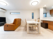 【神奈川県/横浜市港北区大曽根台】横浜市港北区大曽根台 中古一戸建て 白を基調とした明るく開放的なリビングです。