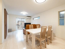 【神奈川県/横浜市港北区大曽根台】横浜市港北区大曽根台 中古一戸建て ２面採光かつ南向きに大きな窓を配置。明るく風通しの良いリビングは家族団らんの場に最適です！