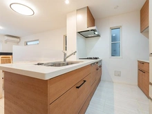 【神奈川県/横浜市港北区大曽根台】横浜市港北区大曽根台 中古一戸建て 食洗機・浄水器・カップボード付きの対面式キッチン◇天井ダウンライト部分にスピーカー付き