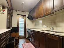 【東京都/杉並区宮前】杉並区宮前2丁目 中古一戸建て 【キッチン】吊戸棚やカウンター、食器棚があり広々お料理ができます。