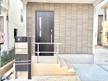 【東京都/小金井市貫井南町】小金井市貫井南町5丁目 新築一戸建て 建築中の外観：玄関前