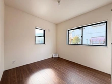 【埼玉県/川口市戸塚東】川口市戸塚東新築戸建　1号棟 洋室：角地のため、1階部分も陽当たり良好です